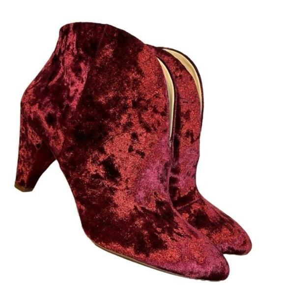 Vince Camuto Evanata Wine red crushed velvet ANKLE BOOTS  Size 8.5 New! - Picture 1 of 10